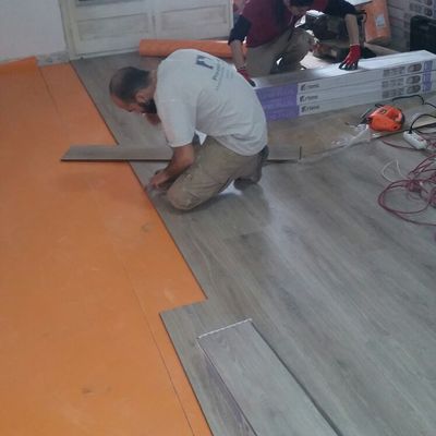 Colocacion de suelo sintetico.