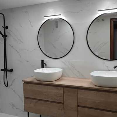 Baño principal con doble lavabo: mármol blanco, madera y detalles en negro mate