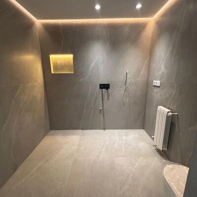 Reforma de baño moderno con iluminación integrada