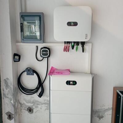 Instalación fotovoltaica con batería y cargador de vehículo eléctrico