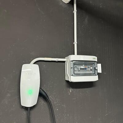 Cargador de vehículo eléctrico con protecciones