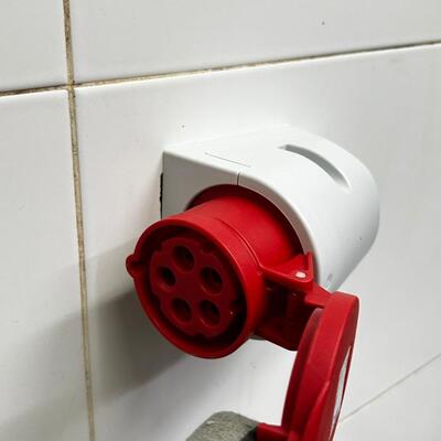 Instalacion de tomas cetac para hornos en restaurante