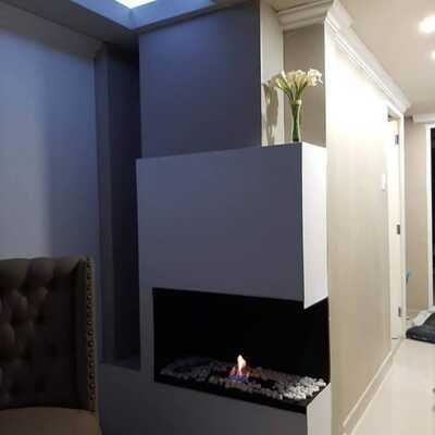 Diseño de chimenea moderna en pladur con iluminación integrada
