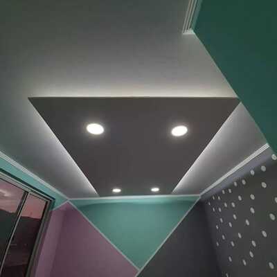 Cielo raso moderno con iluminación LED indirecta