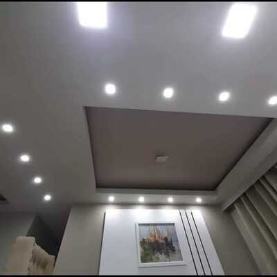 Diseño moderno de cielo raso con iluminación LED empotrada