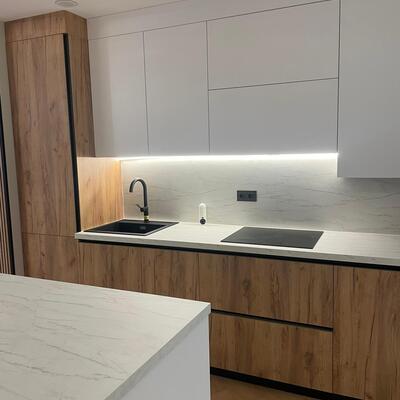 Cocina en madera y blanco con encimera y frente porcelánicos