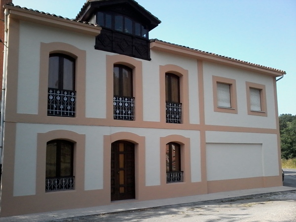 Pintura de fachadas en Lieres.