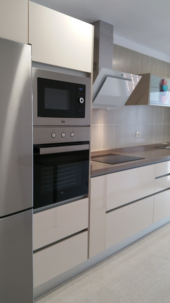 Foto: Cocina en Alto Brillo de Cocinas & Armarios NICOLE #896039