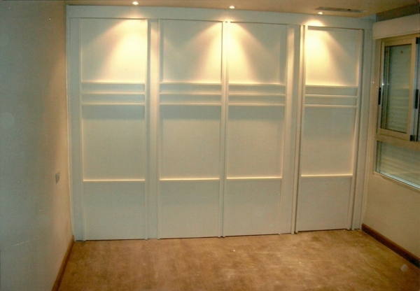 Armario con puerta acceso a baño.