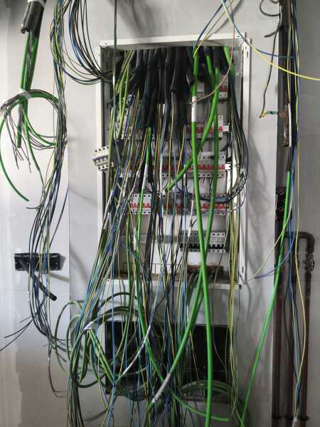 Pulpería en Puerto de Sagunto (Valencia), instalar cuadro eléctrico, con derivación individual trifásica