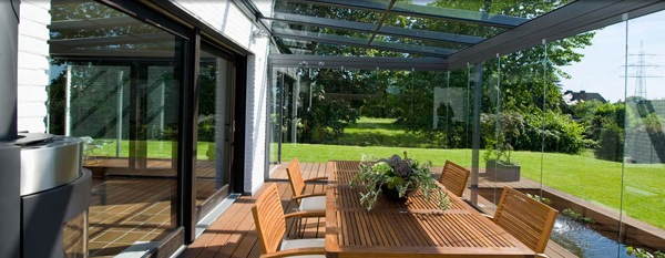 Terraza con techo y cortina