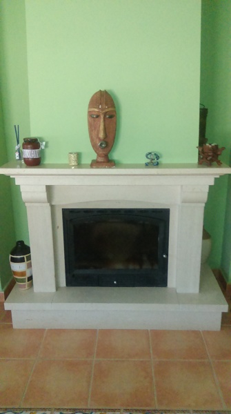 Foto: Chimenea de Leña Cerrada con Cristal y Mármol Travertino. de Arte