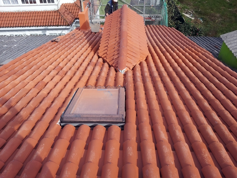 COLOCACION DE TEJA Y URALITA EN CABANAS