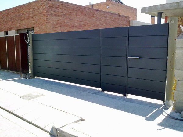 Foto: Conjunto de Puertas Peatonal y Garaje. de Siscierre SL #448231