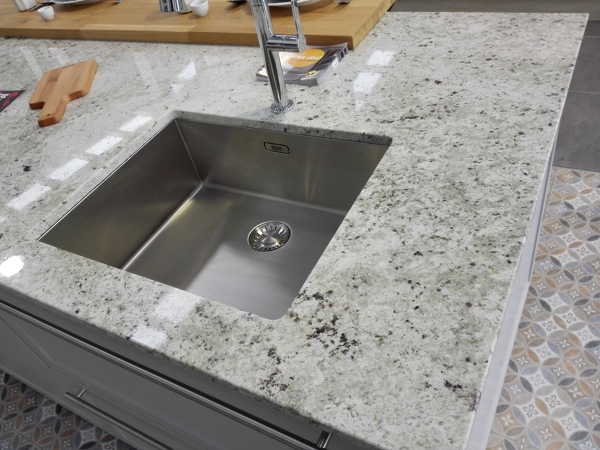 Foto: Isla de Cocina en Granito de Decoencimera #1560218 - Habitissimo