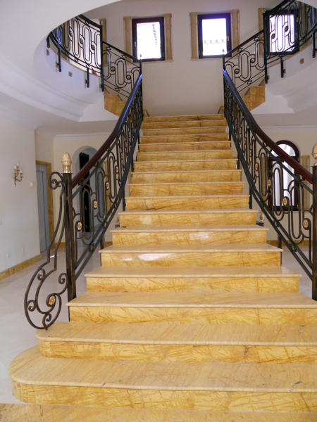 ESCALERA AMARILLO MACAEL.
