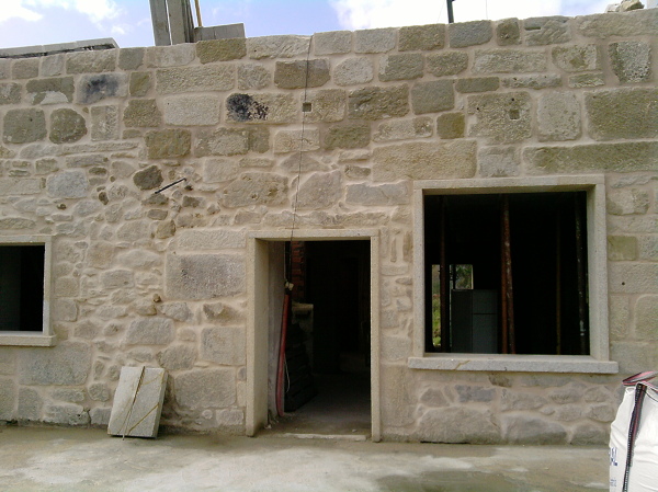 Fachada de piedra país