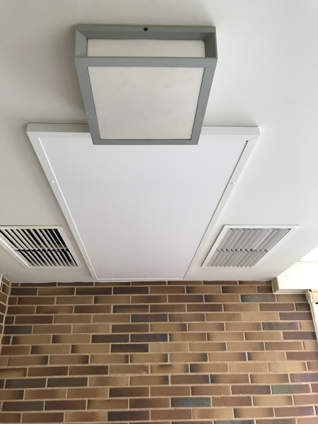 Instalación con placa infrarrojos en  terraza acristalada
