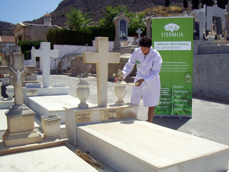Foto: Limpiando Tumbas en el Cementerio de Eternalia - Limpieza En