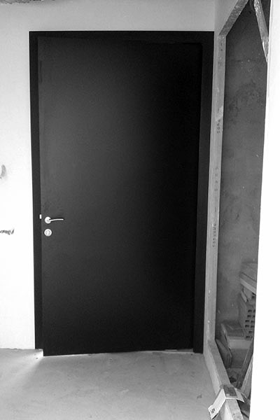 puerta entrada pivotante eje desplazado