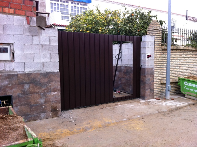 Foto: Puerta Garaje Corredera, Imitacion Madera de Carpintería Metálica