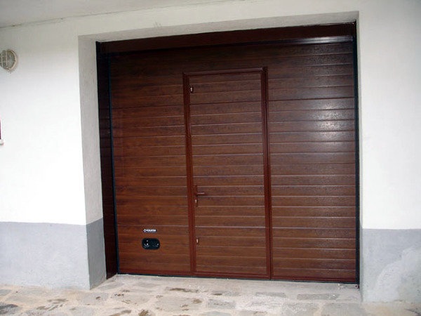 Puerta seccional con puerta de paso Navatek