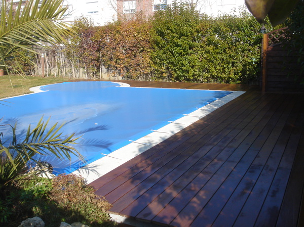 Tarima tropical en piscina