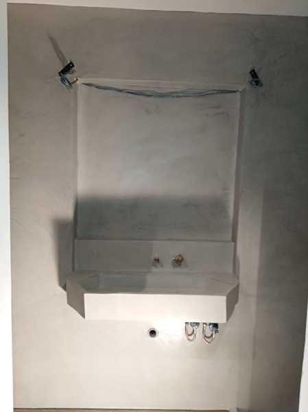 restauración de masia. lavabo revestido en microcemento
