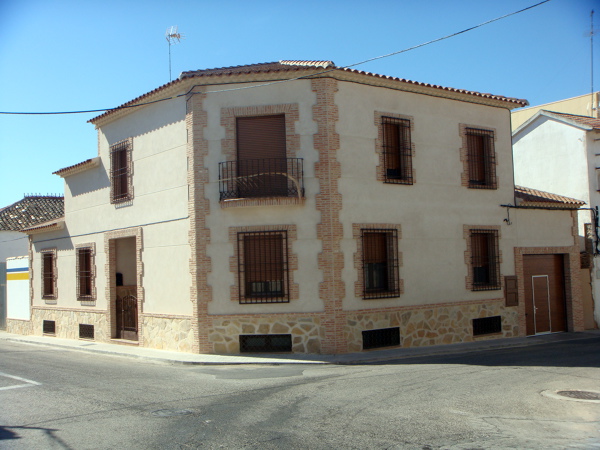 VIVIENDA UNIFAMILIAR CON SEMISÓTANO