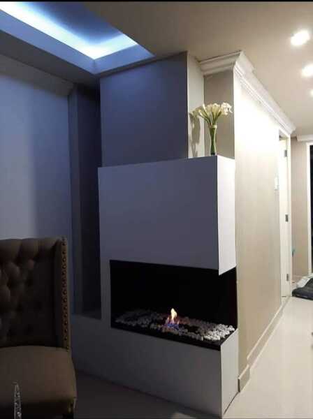 Diseño de chimenea moderna en pladur con iluminación integrada
