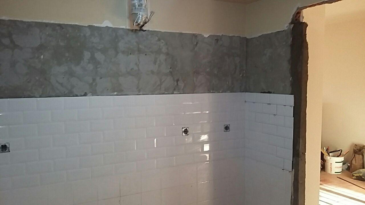 Cocina alicatada a media altura blanco biselado