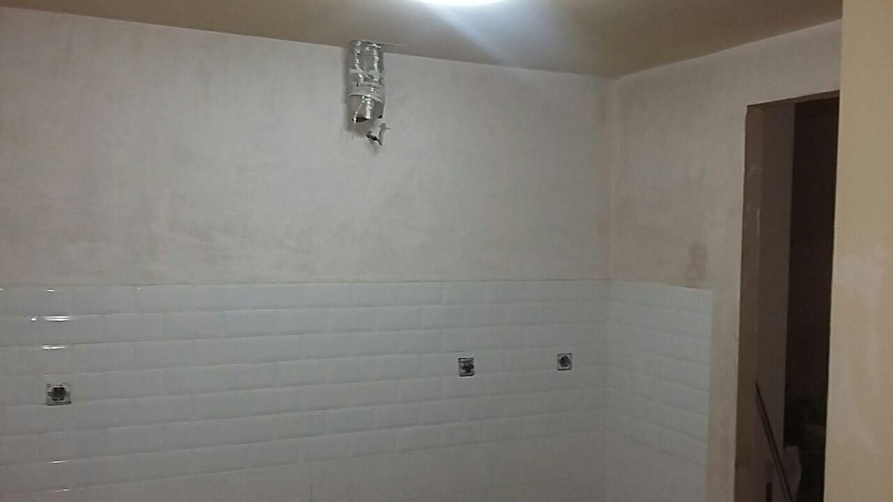 Cocina azulejo biselado media altura y media perlita