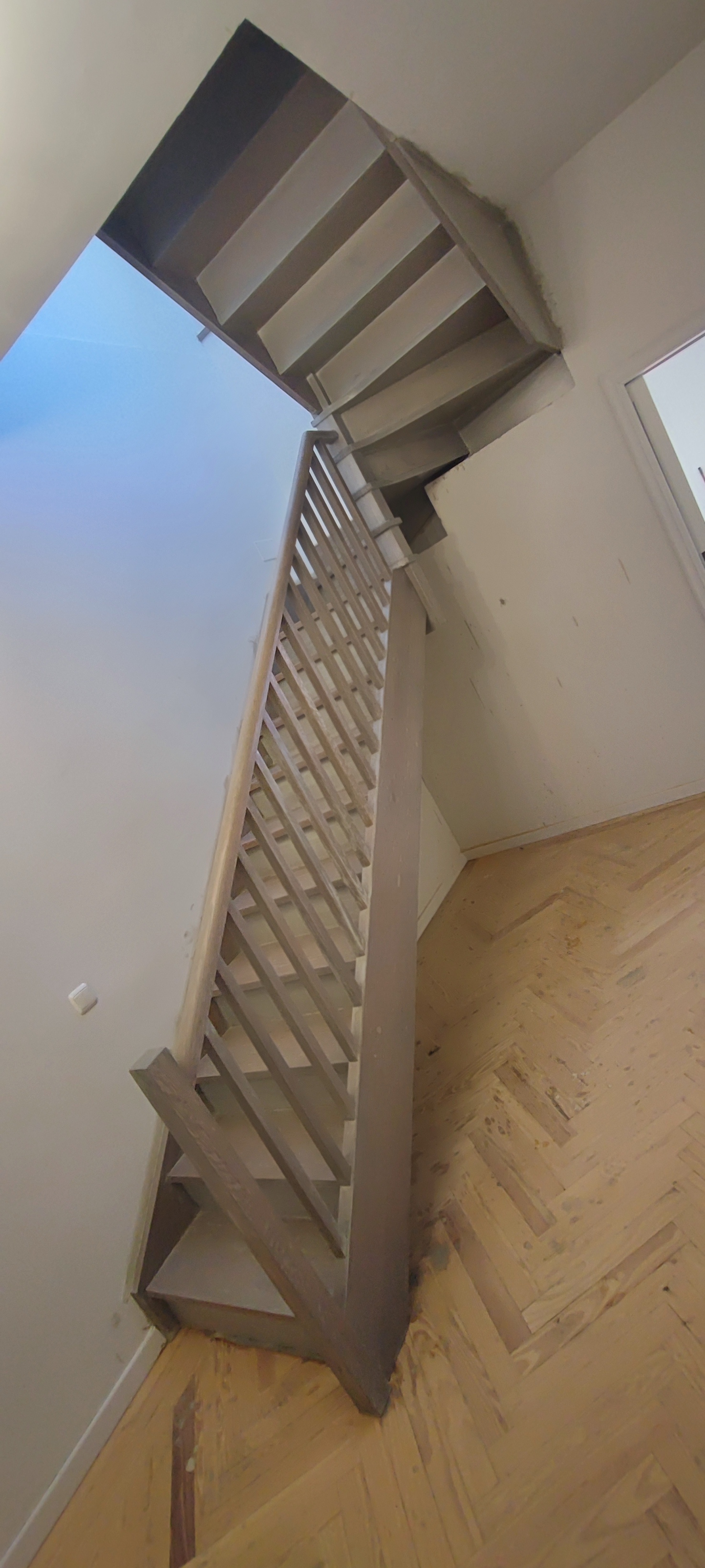 Lijado,teñido de escaleras y barnizado
