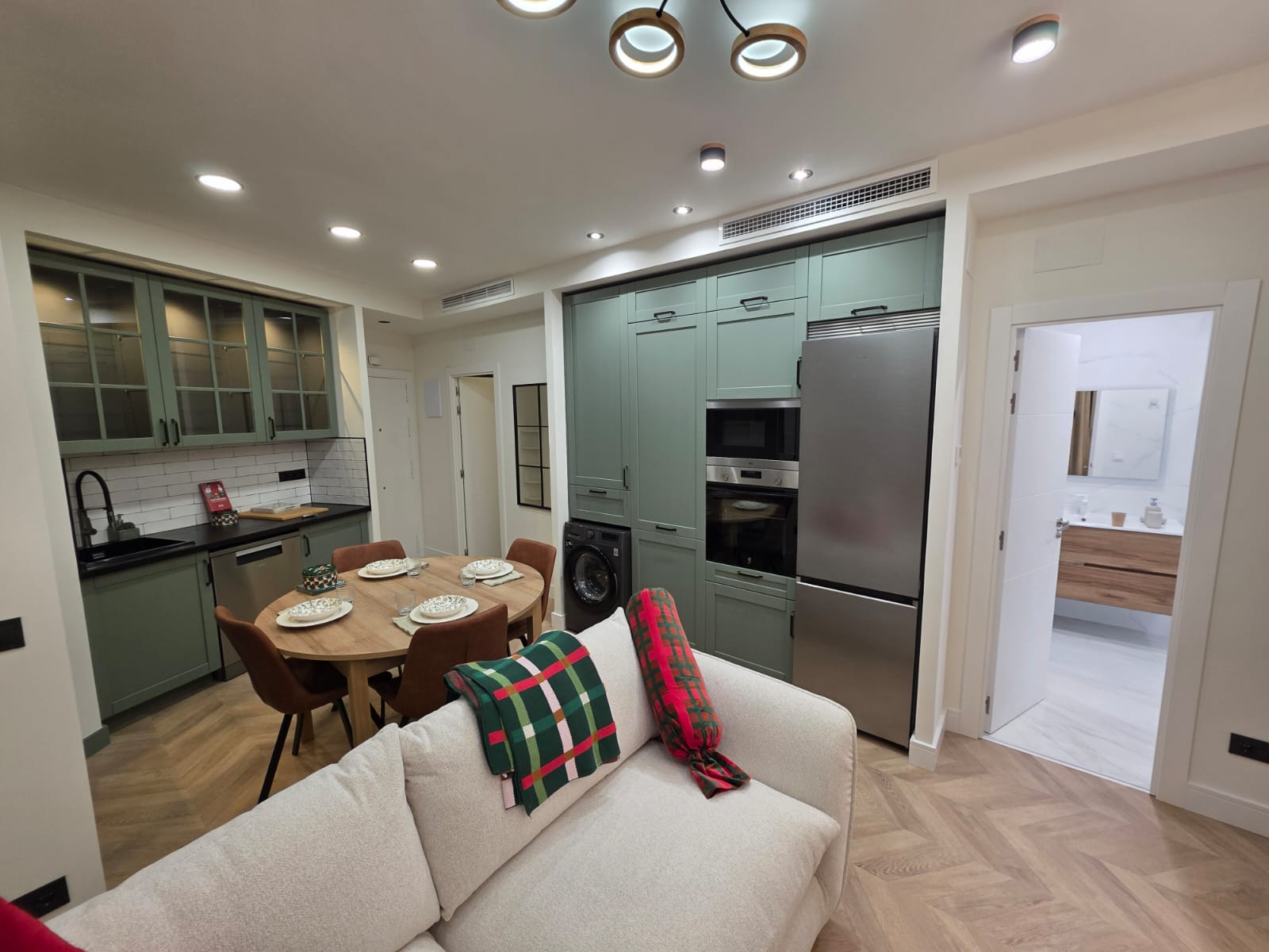 Salón con sofá y cocina al fondo