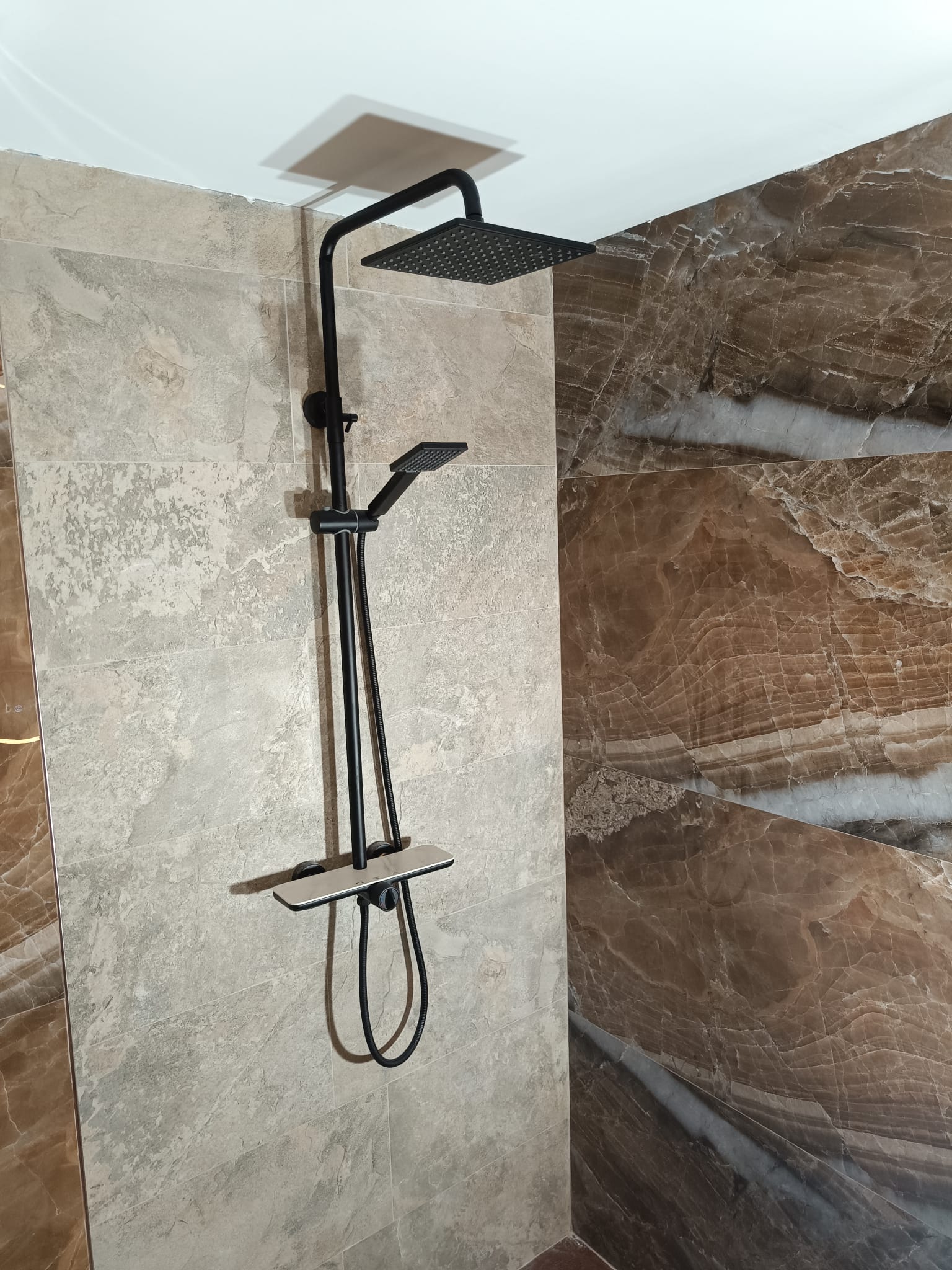 baño en piedra y chocolate gran formato