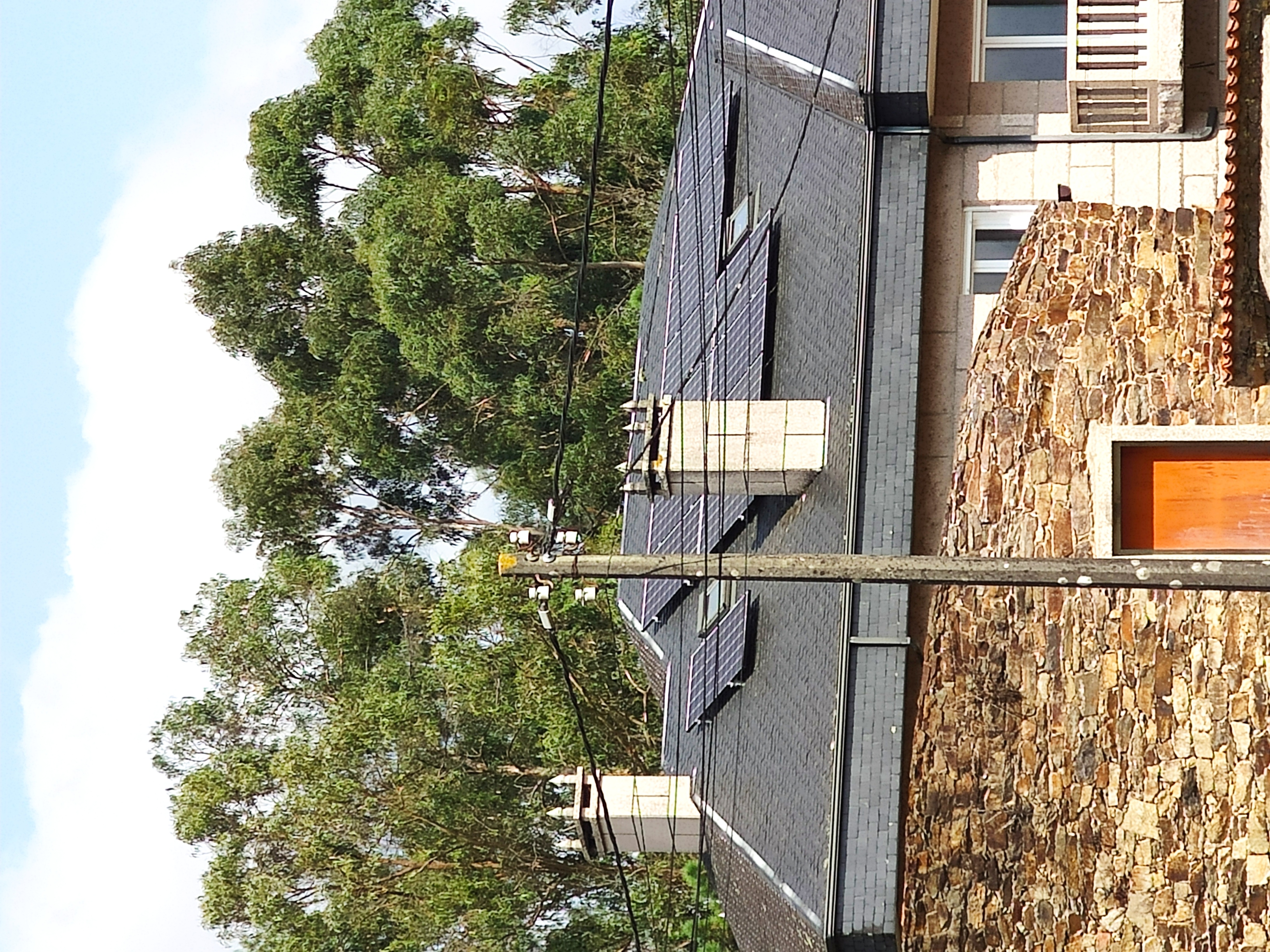 PANELES SOLARES SOBRE ESTRUCTURA COPLANAR EN TEJADO PIZARRA