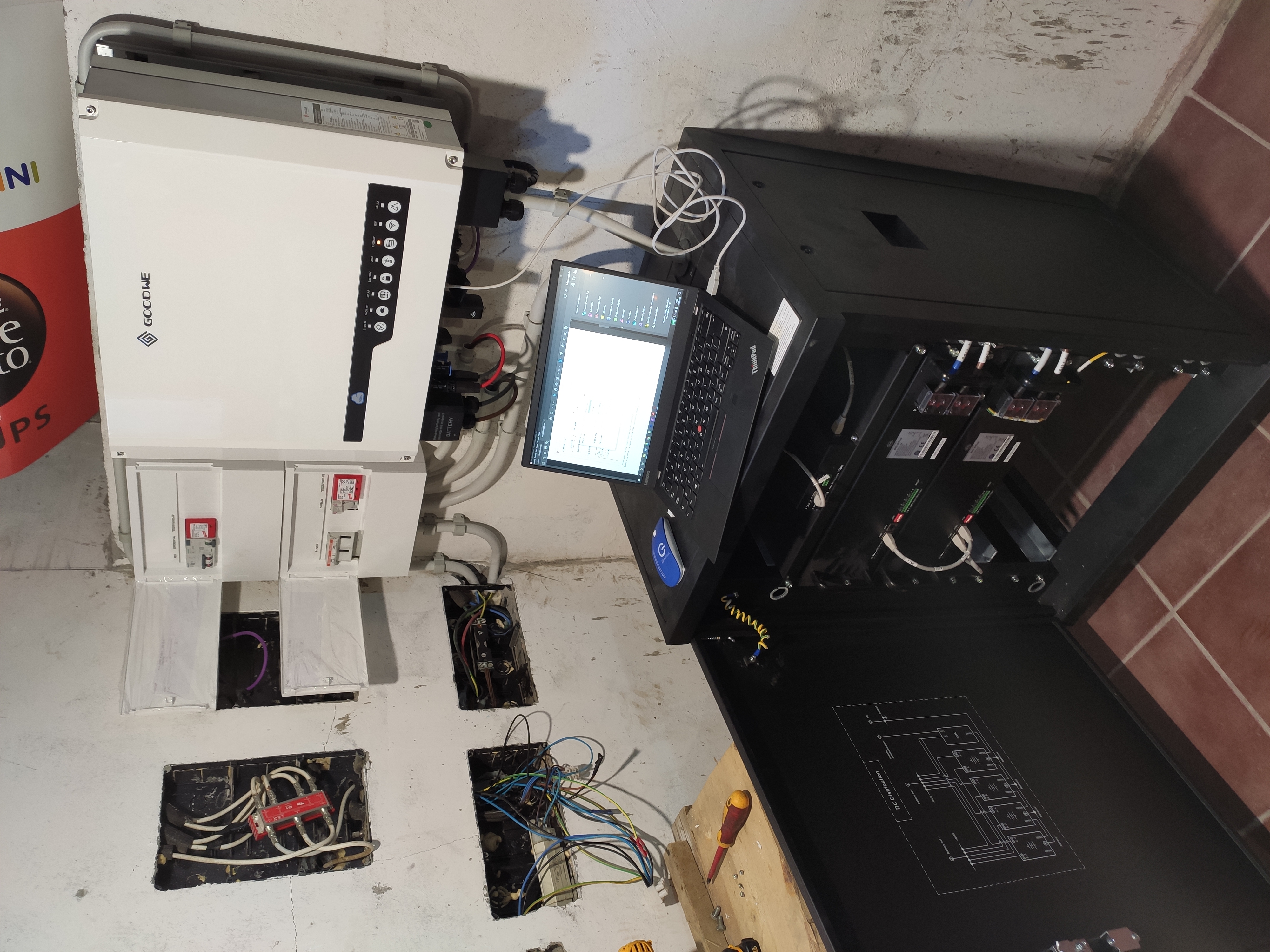 INSTALACION SOLAR FOTOVOLTAICA FORMADA POR INVEROSOR Y BATERIAS