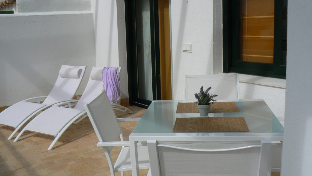 Terraza con la iluminación y las persianas domóticas