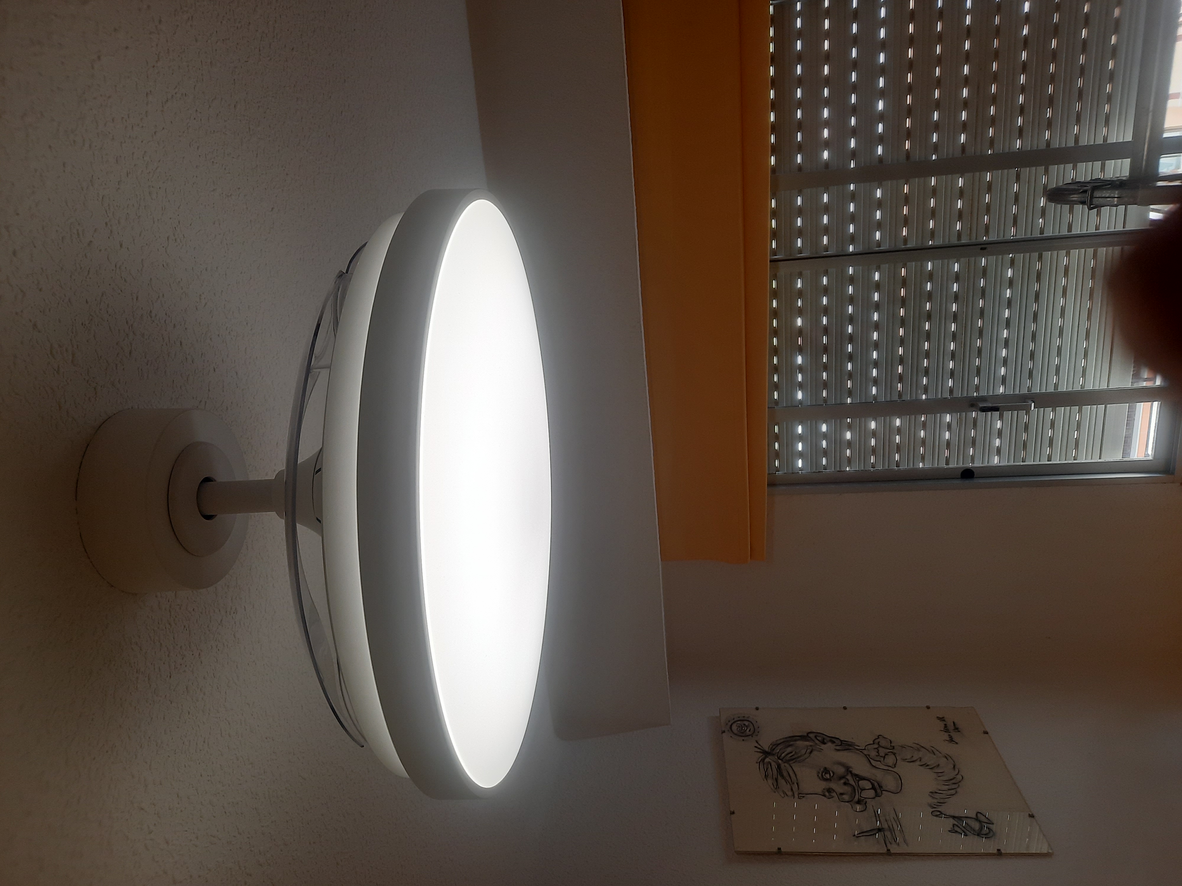 Instalación de ventilador de techo con luz LED y aspas retráctiles
