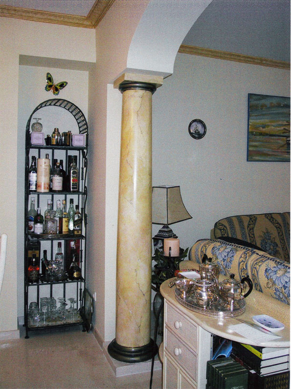 columna pintada imitando marmol