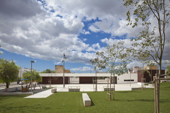Plaza y centro social.