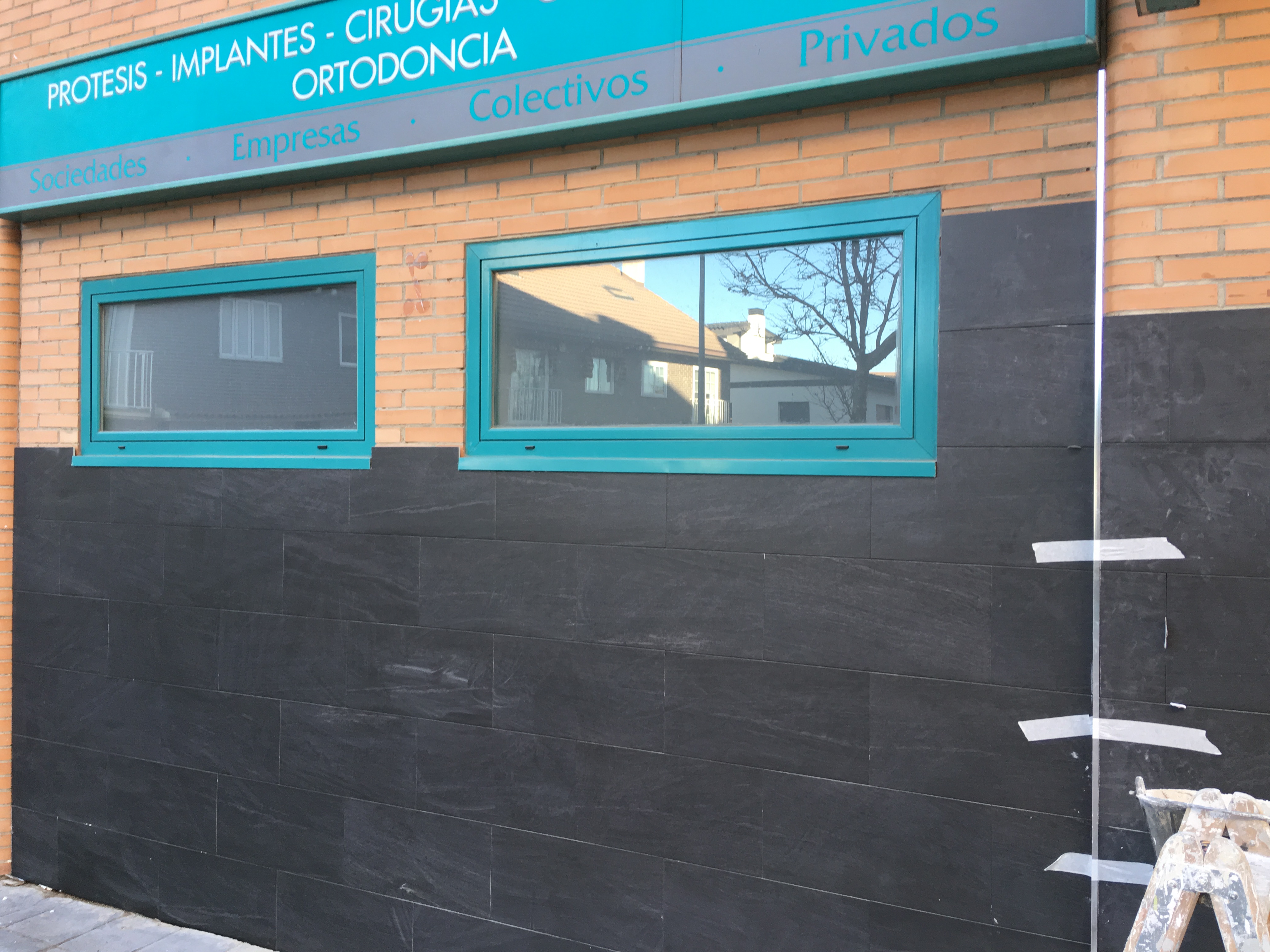 Revestimiento fachada clínica dental