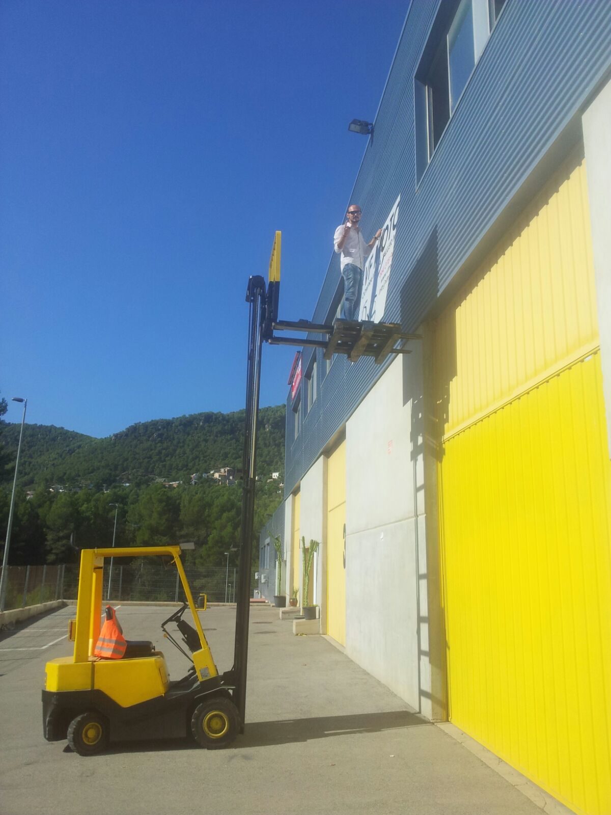Instalacion de cartel luminoso