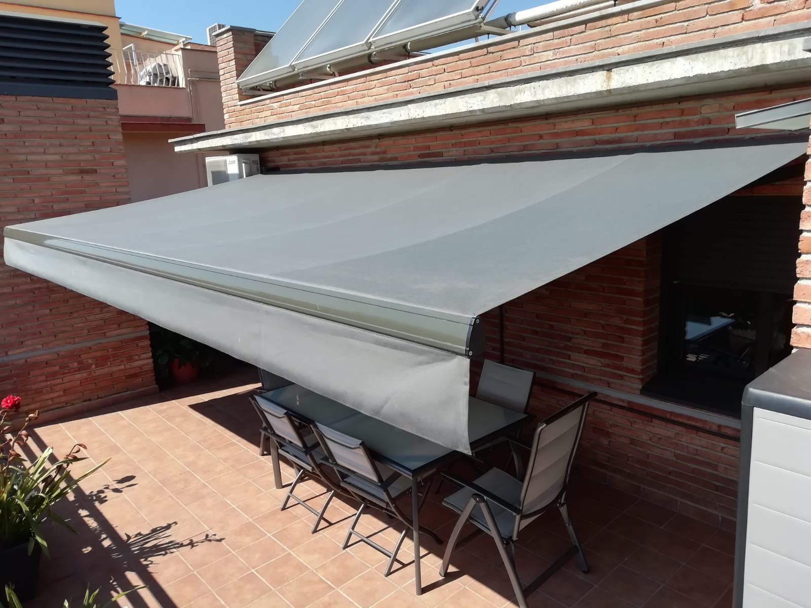 Toldo brazo invisible con lacado 7022