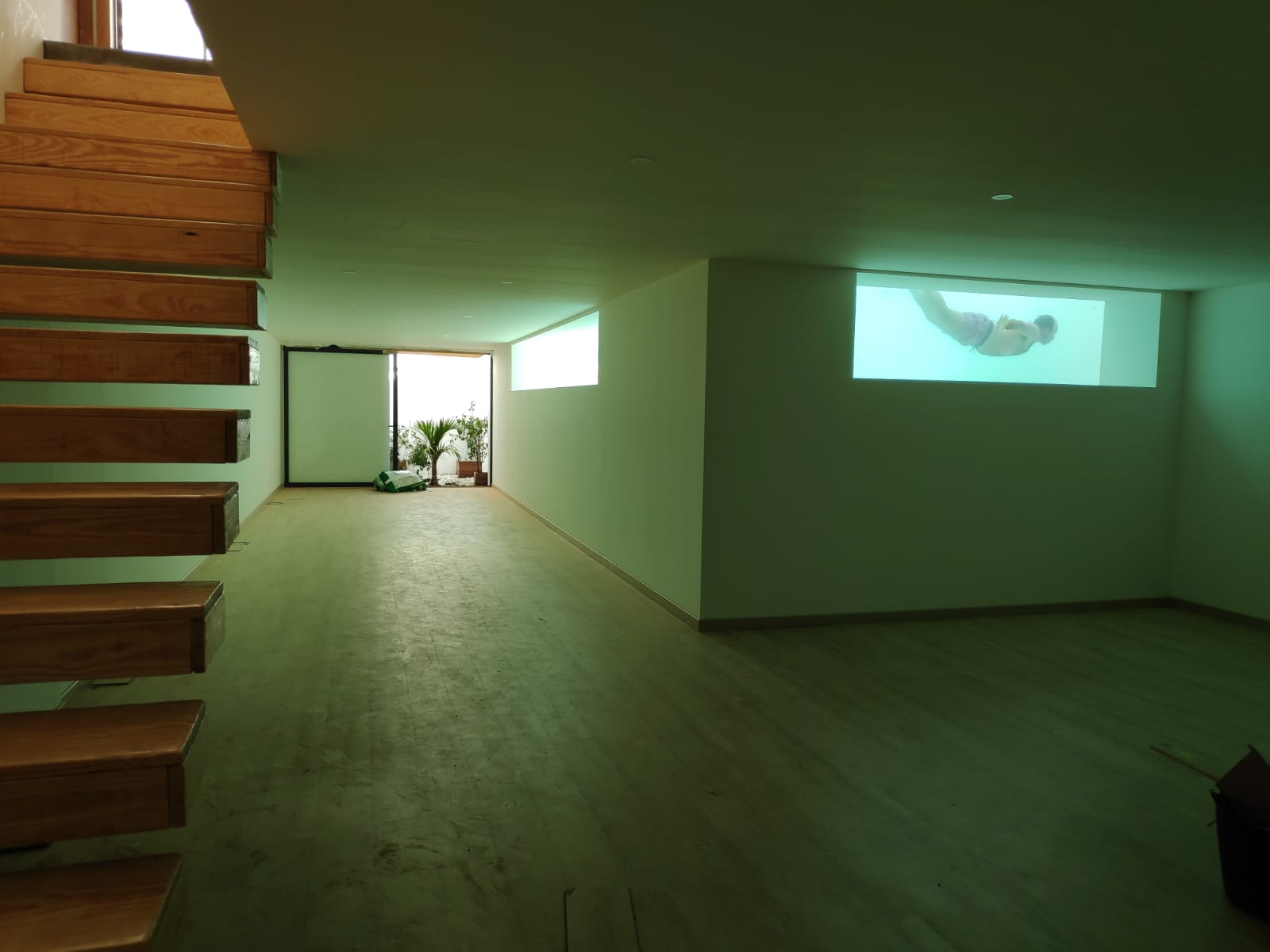 Sala de yoga con piscina