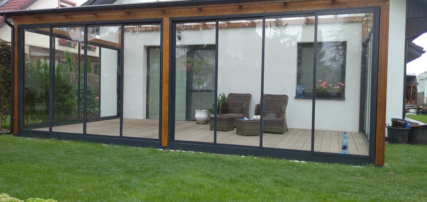 Instalación de terraza acristalada en vivienda unifamiliar
