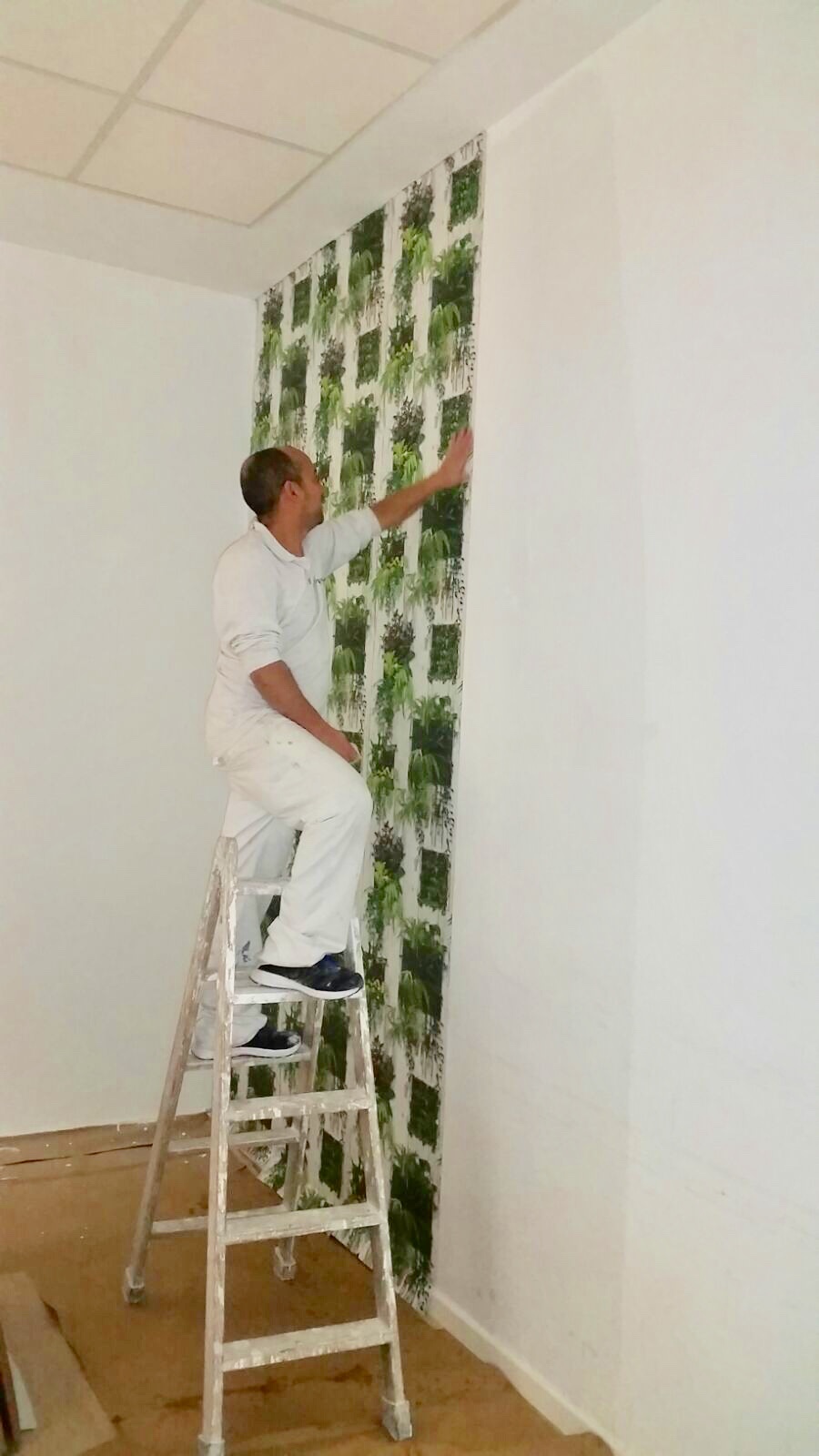 Poniendo el papel de pared