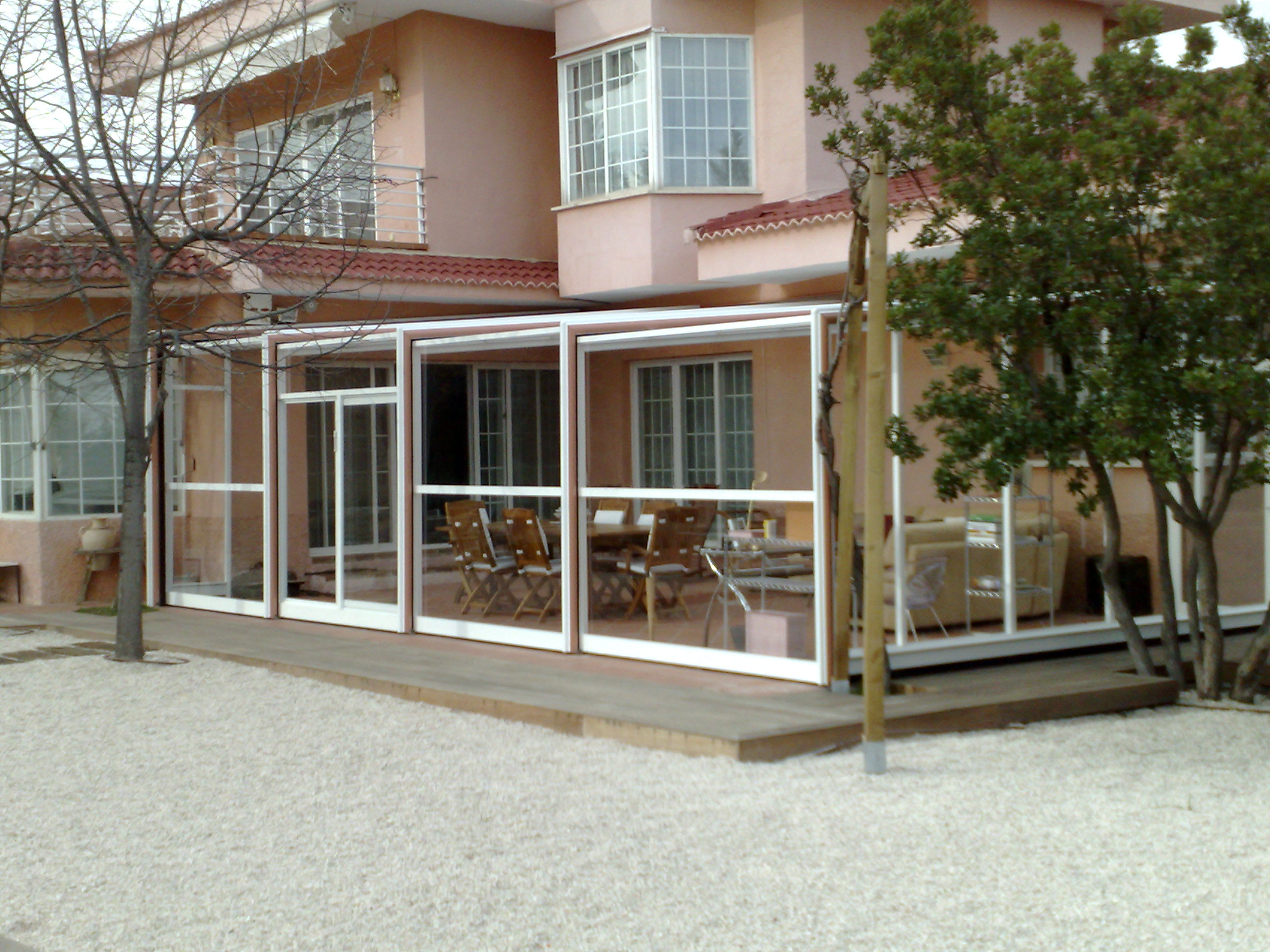 Adosada 3 ángulos.