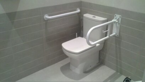 Baño con elementos de seguridad 