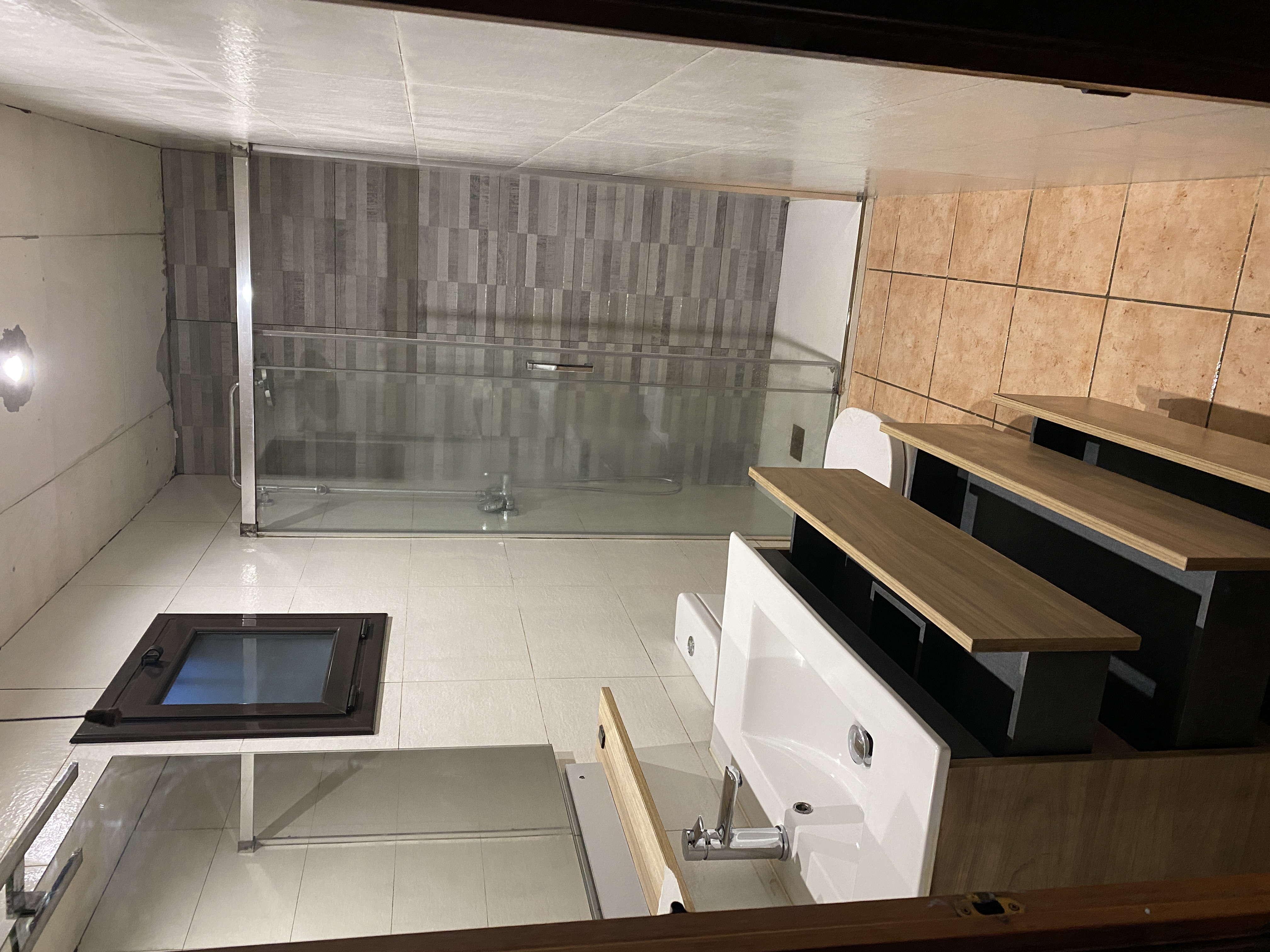 Cuarto baño recuperado para restaurar después de un incendio